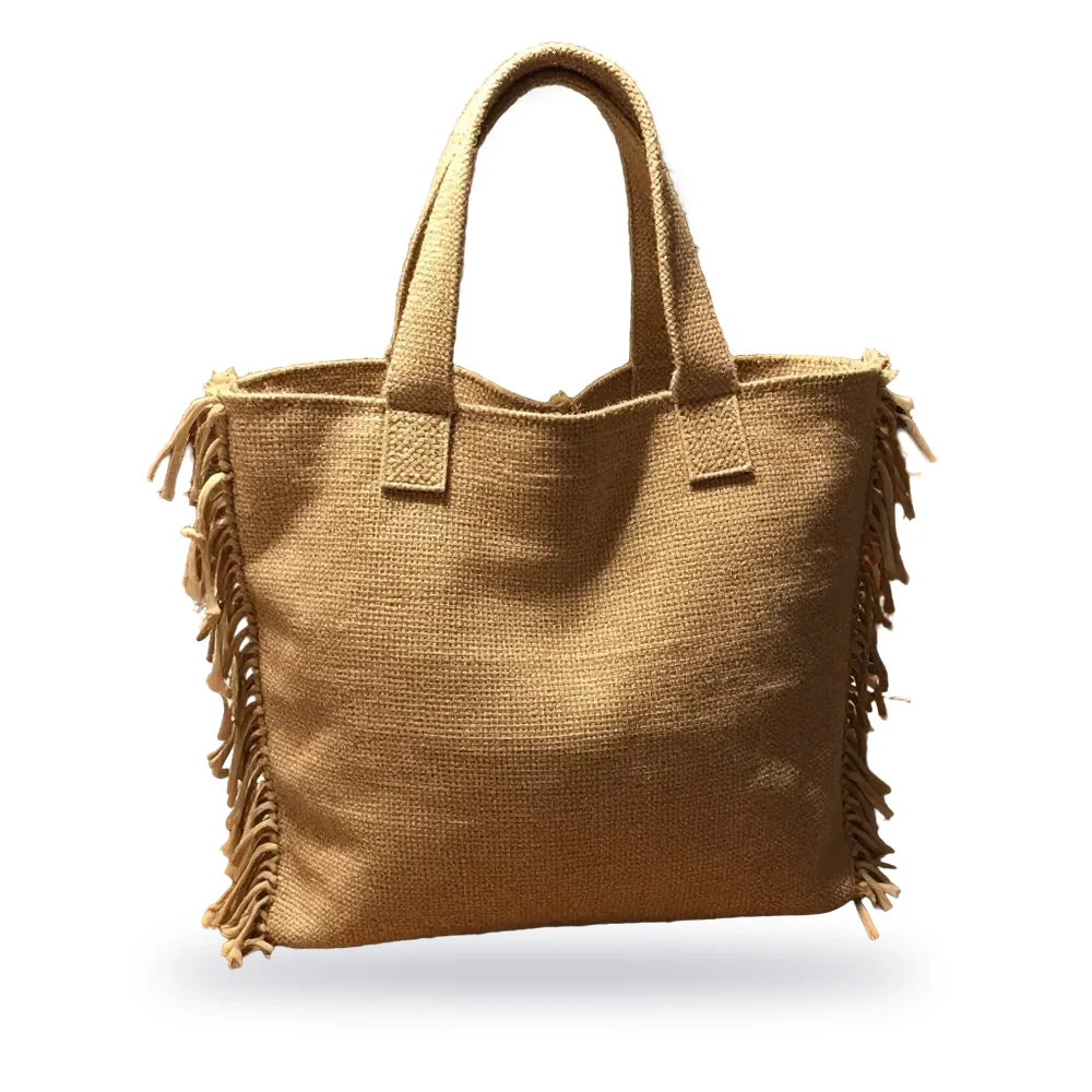 Sac en raphia détouré sur fond blanc